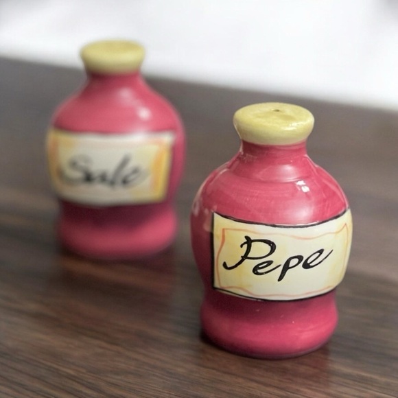 Vintage French Collectible Sale & Pepe Salt & Pepper Shaker Set pink jug shape - Picture 6 of 10